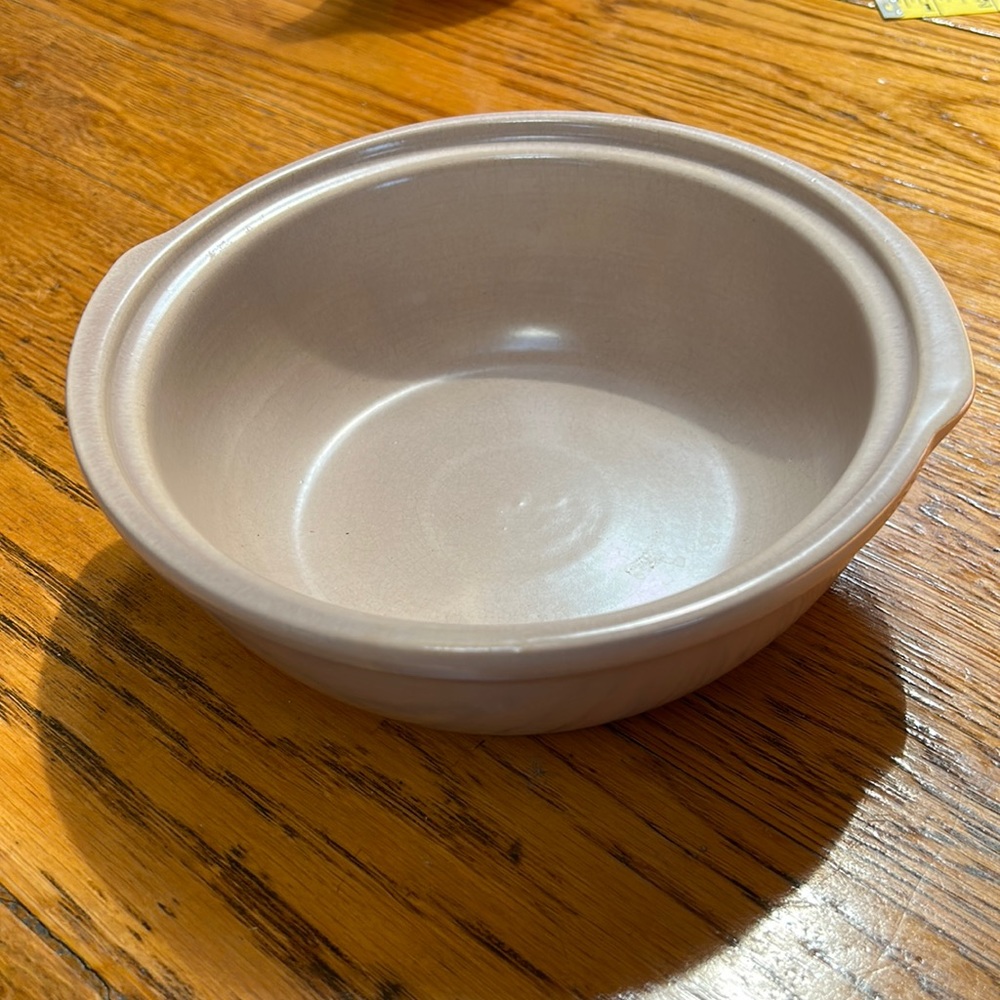 La Solana Scottsdale, AZ pottery. Casserole bowl with lid d.  MCM. Mauve/pink.